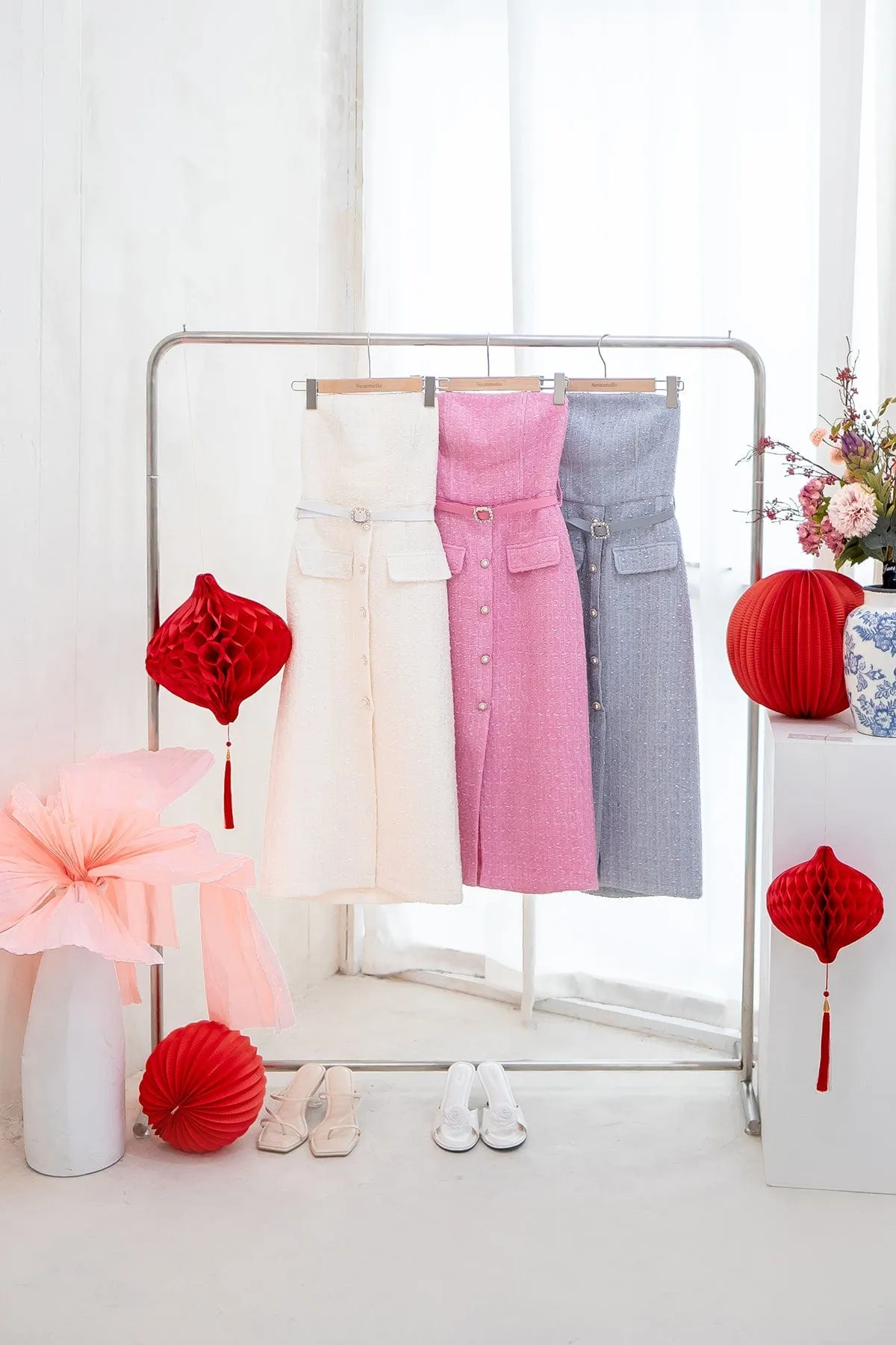 FLORET TWEED BELTED TUBE MIDI IN WHITE